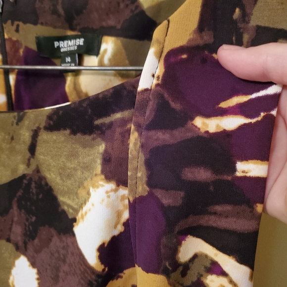 Sleeveless, Knee-Length Dress - Picture 2 of 3